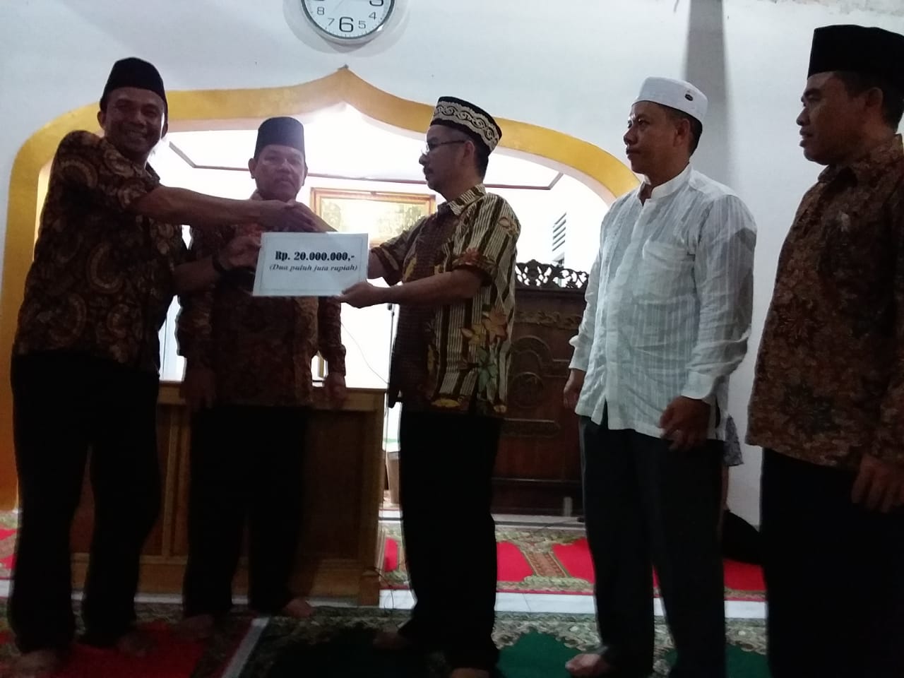 Tim safari ramadhan Pemprov Sumbar memberikan bantun berupa uang tunai sebesar Rp 20 Juta untuk pembangunan Masjid Taqwa, Tuapejat